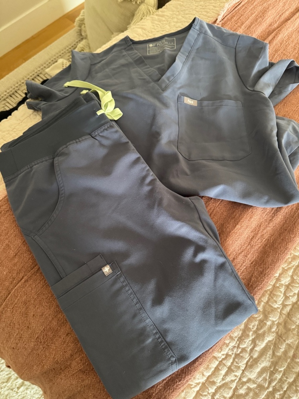 Figs Petite Scrub Set with Lime Drawstring size small